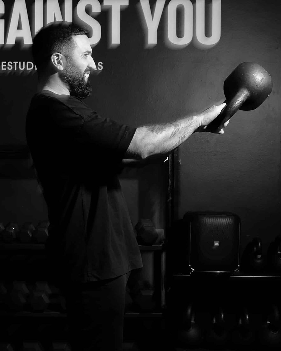 Un coach de The Studio en swing de kettlebell