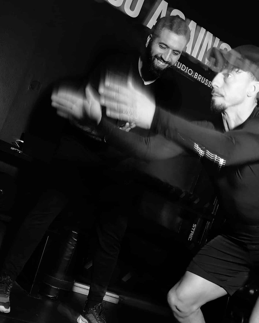 Deux membres de The Studio se tapent dans la main pendant une séance