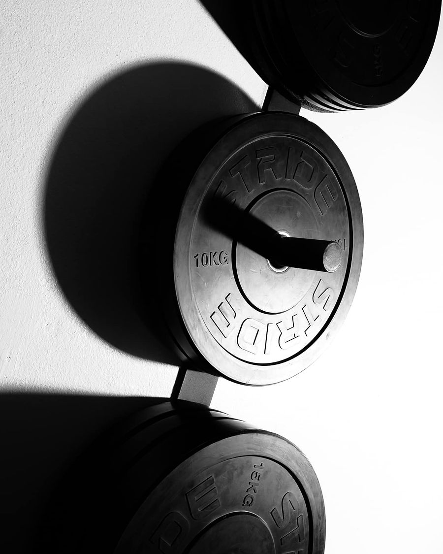 Les disques de musculation aux couleurs de The Studio, rangés au mur